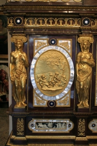 Meuble d&#039;apparat, dans le goût du serre bijoux de Marie Antoinette à Versailles. Réf: 308