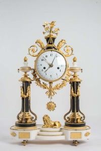 Pendule portique d&#039;époque Louis XVI (1774 - 1793).