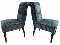 Paire de chaises à dossier crosse en velours rayé bleu