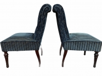 Paire de chaises à dossier crosse en velours rayé bleu