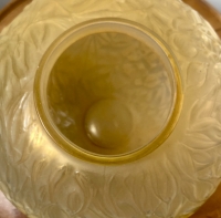 Vase &quot;Gui&quot; verre jaune opalescent de René LALIQUE