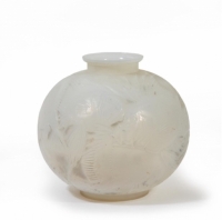 LALIQUE René (1860-1945) Vase boule « Poissons » Opalescent