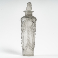 Flacon « Pan » verre blanc patiné gris de René LALIQUE