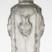 Flacon « Pan » verre blanc patiné gris de René LALIQUE