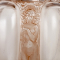 Vase &quot;Six Figurines et Masques&quot; verre blanc patiné sépia gris de René LALIQUE