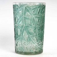 Vase &quot;Epicéa&quot; verre blanc patiné vert de René LALIQUE