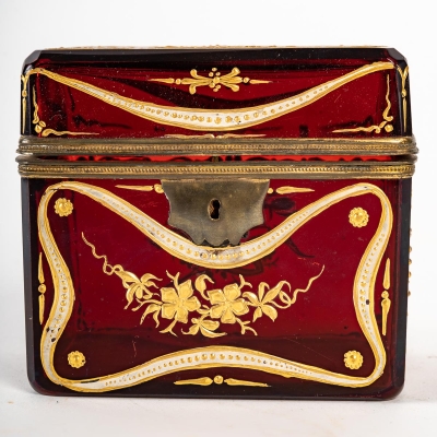 Boîte en cristal de bohême émaillé blanc et or, XIXème siècle||||||||