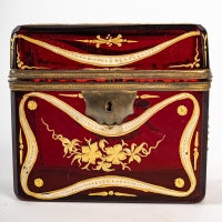 Boîte en cristal de bohême émaillé blanc et or, XIXème siècle