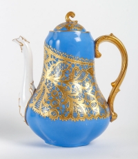 Service en porcelaine bleu céleste et dentelé d&#039;or, fin XIXème siècle