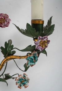 Paire d’appliques en métal doré et patine verte à décor de fleurettes en porcelaine