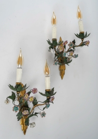 Paire d’appliques en métal doré et patine verte à décor de fleurettes en porcelaine
