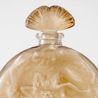 Flacon &quot;Rosace Figurines&quot; verre blanc patiné sépia de René LALIQUE