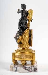 Petite pendulette en bronze doré et patiné, XIXème siècle