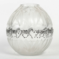 Vase « Tanzania » en cristal blanc émaillé noir de Marie-Claude LALIQUE