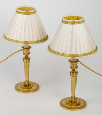 Paire de flambeaux montés en lampes d’époque Directoire en bronze ciselé et doré vers 1795