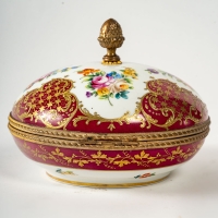 Bonbonnière en porcelaine rose fin XIXè siècle