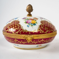 Bonbonnière en porcelaine rose fin XIXè siècle