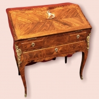 Bureau Louis XV dit “dos d&#039;âne” en placage de bois de violette d&#039;époque XVIIIè siècle
