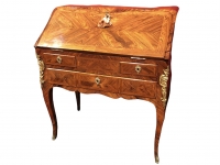 Bureau Louis XV dit “dos d&#039;âne” en placage de bois de violette d&#039;époque XVIIIè siècle