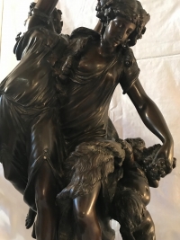 Bronze à patine brune, sur socle de marbre noir, la jeune femme au tambourin. D&#039;après Clodion. Réf: Charles 14.