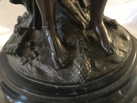 Bronze à patine brune, sur socle de marbre noir, la jeune femme au tambourin. D&#039;après Clodion. Réf: Charles 14.