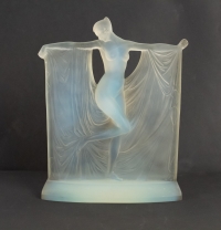 RENE LALIQUE (1860-1945) Opalescente &quot;Suzanne&quot; Statuette