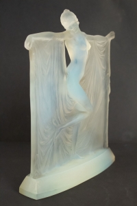 RENE LALIQUE (1860-1945) Opalescente &quot;Suzanne&quot; Statuette