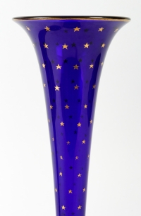 Paire de vases soliflores bleus en cristal, à décor d&#039;étoiles dorées, manufacture de Baccarat, XIXe siècle