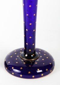 Paire de vases soliflores bleus en cristal, à décor d&#039;étoiles dorées, manufacture de Baccarat, XIXe siècle