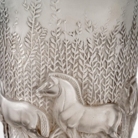 Vase &quot;Chevaux&quot; en verre blanc patiné gris de René LALIQUE