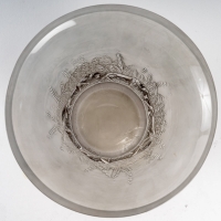 Vase &quot;Chevaux&quot; en verre blanc patiné gris de René LALIQUE