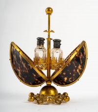 Coffret à bijoux, oeuf présentoir à parfum et petite boîte en écaille de tortue et laiton, XIXème siècle