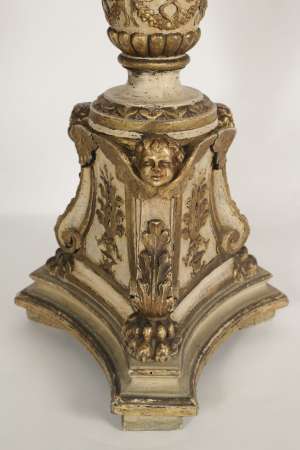 Pique cierge en bois sculpté laqué et doré, 19ème siècle,h: 1m10, l: 40x40cm.