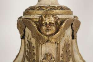 Pique cierge en bois sculpté laqué et doré, 19ème siècle,h: 1m10, l: 40x40cm.