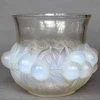 René Lalique : Vase &quot;Prunes&quot; Opalescent