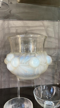 René Lalique : Vase &quot;Prunes&quot; Opalescent