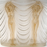 Vase &quot;Terpsichore&quot; verre blanc patiné sépia de René LALIQUE
