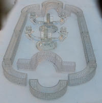 1900′ Centre de Table Chemin de Table en Cristal Moulé de Baccarat Ou St Louis 14 Pièces