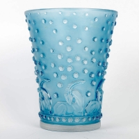 Vase &quot;Ajaccio&quot; verre blanc patiné bleu électrique de René LALIQUE