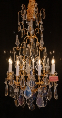 Baccarat Grand lustre de style Louis XV de forme cage en bronze doré et décor de cristal taillé vers 1870-1880