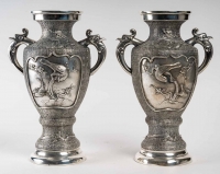 Paire de vases en métal argenté, Asie début du XXème siècle
