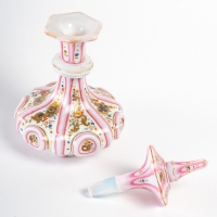 Flacon de parfum rose et blanc émaillé d&#039;or, XIXème siècle