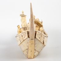 Un jolie bateaux en marqueterie d&#039;ivoire avec ses personnages en ivoire sculpté, fin XIXème siècle