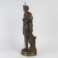 Belle et importante sculpture en ronde-bosse représentant l’Auguste Empereur Jules César. Bronze d’édition à patine cuivrée, travail du XIXe siècle.