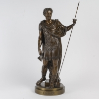 Belle et importante sculpture en ronde-bosse représentant l’Auguste Empereur Jules César. Bronze d’édition à patine cuivrée, travail du XIXe siècle.