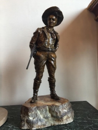 Bronze signé CARL KAUBA, cowboy sur son socle de marbre. Réf: 54