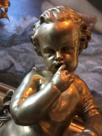 Bambin en bronze doré sur piètement de marbre. Réf: 306