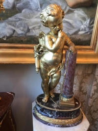 Bambin en bronze doré sur piètement de marbre. Réf: 306