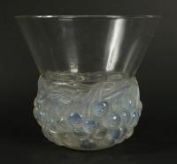 RENE LALIQUE (1860-1945) vase &quot;Cerises opalescent&quot; 1930
