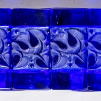 Bracelet &quot;Cerisier&quot; verre bleu cobalt patiné blanc de René LALIQUE